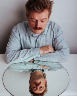 Für mich war 2024 ein Jahr des Neuanfangs. Die Veröffentlichung von Elephant und die kontinuierliche Arbeit an den nächsten Songs sind definitiv ein Highlight und ich bin happy über die kleinen Schritte, die September Leaves macht. Die Kapazitäten sind begrenzt, aber @kunkidrums und ich haben gegeben was wir konnten. Und mit dem Ergebnis sind wir mehr als zufrieden.

Schön, dass ihr hier seid. Nächstes Jahr geht es mit neuen Songs weiter, versprochen! Happy 2025 euch allen!

📸 @david_arzt